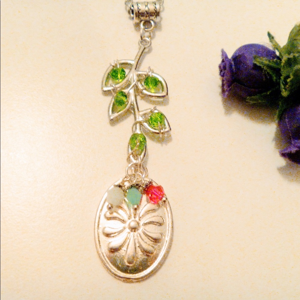 Flower pendant necklace with crystal beads